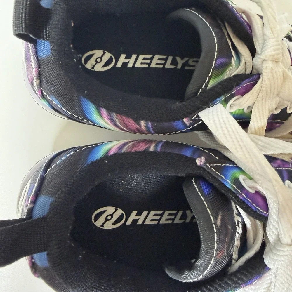 Heelys Skate Shoes Low Top Lace Up Sneaker Wheels Youth Size 2